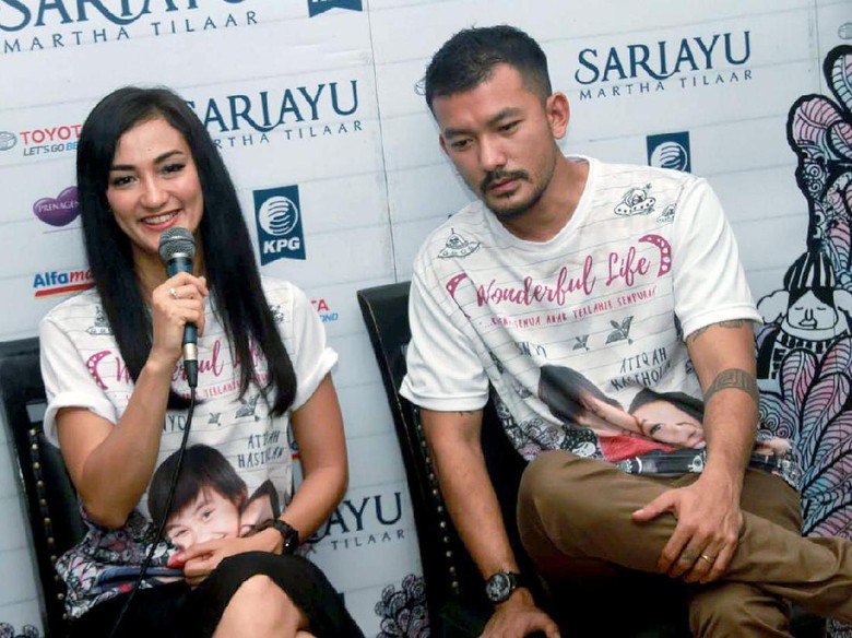 Atiqah dan Rio Dewanto Buka Peluang Tempuh Program Bayi Tabung Atiqah dan Rio Dewanto Buka Peluang Tempuh Program Bayi Tabung