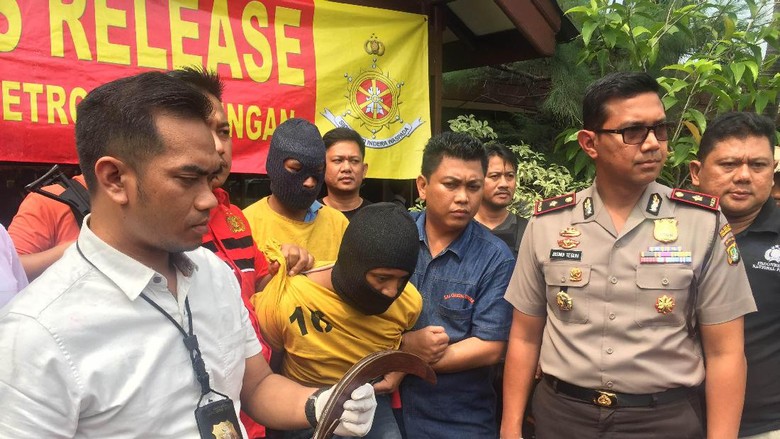 Polisi Tembak Perampok yang Bacok Pemilik Toko HP di Teluk Gong Polisi Tembak Perampok yang Bacok Pemilik Toko HP di Teluk Gong