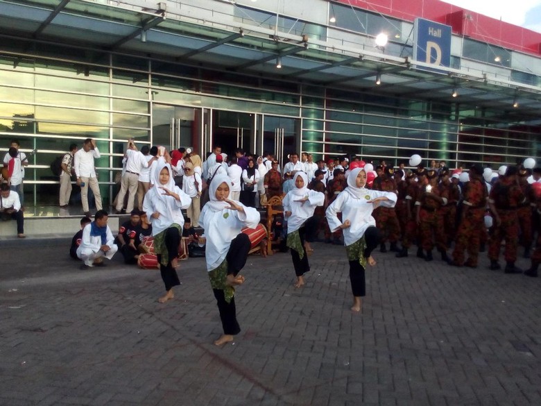 Sambut Anies-Sandi, Pendukung Tampilkan Silat dan Debus Sambut Anies-Sandi, Pendukung Tampilkan Silat dan Debus