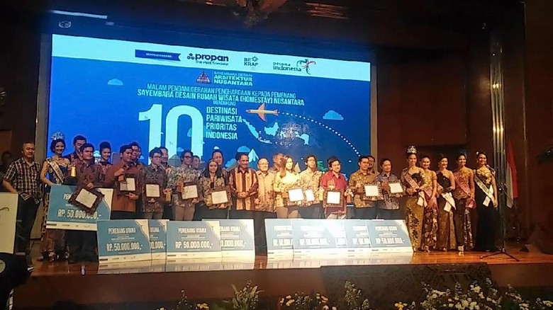 Para tim pemenang peringkat pertama Sayembara Desain Rumah Wisata Nusantara 2016 (Randy/detikTravel) Para tim pemenang peringkat pertama Sayembara Desain Rumah Wisata Nusantara 2016 (Randy/detikTravel)