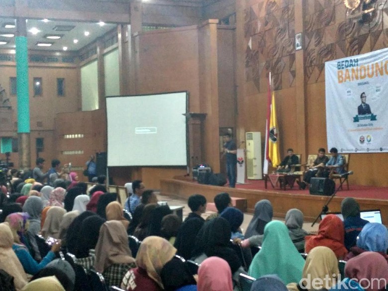 Di Hadapan Ratusan Mahasiswa, Ridwan Kamil Bedah Bandung