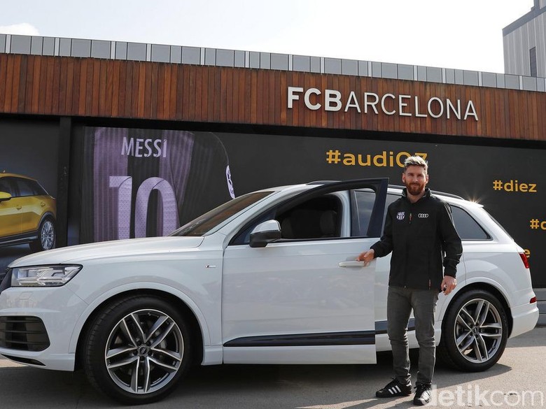 Pemain Bola Barcelona Dapat Hadiah Mobil Baru Pemain Bola Barcelona Dapat Hadiah Mobil Baru