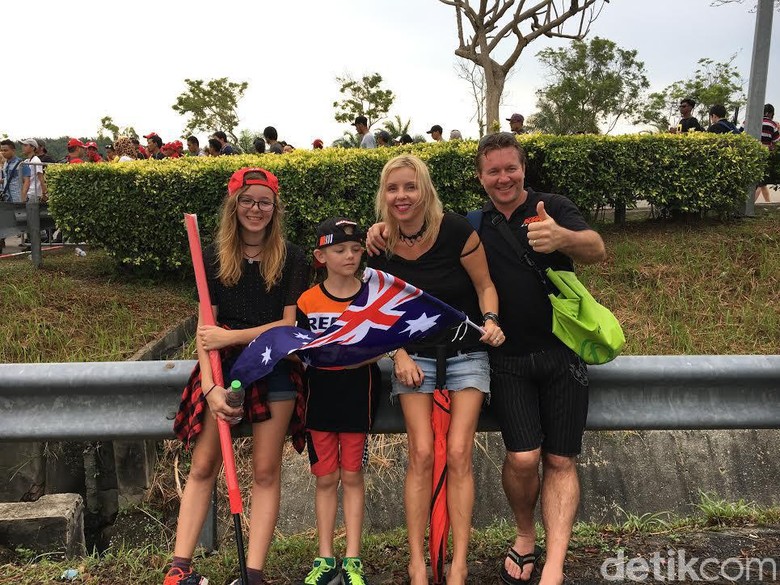 Bule Australia Ini Lebih Senang Nonton MotoGP di Sepang Ketimbang di Phillip Island Bule Australia Ini Lebih Senang Nonton MotoGP di Sepang Ketimbang di Phillip Island