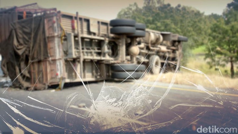 2 Truk Kecelakaan di Tol Jakarta-Tangerang Arah Merak 2 Truk Kecelakaan di Tol Jakarta-Tangerang Arah Merak