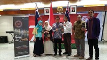 Mahasiswa RI di Perth Luncurkan Buku Pelangi dari Selatan Mahasiswa RI di Perth Luncurkan Buku Pelangi dari Selatan