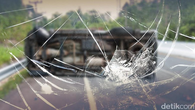 Truk Trailer Terbalik di Tol Tangerang-Merak, 2 Orang Luka-luka Truk Trailer Terbalik di Tol Tangerang-Merak, 2 Orang Luka-luka