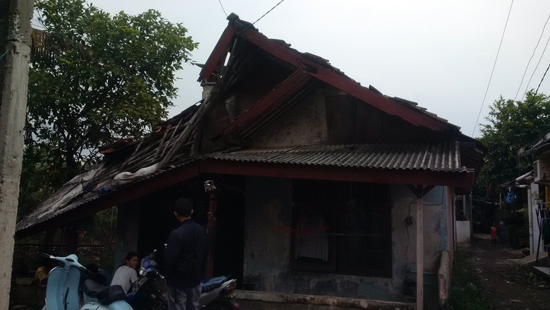 Lihat Rumah Kontrakan Nyaris Roboh, Ahok Ajak Penghuni 