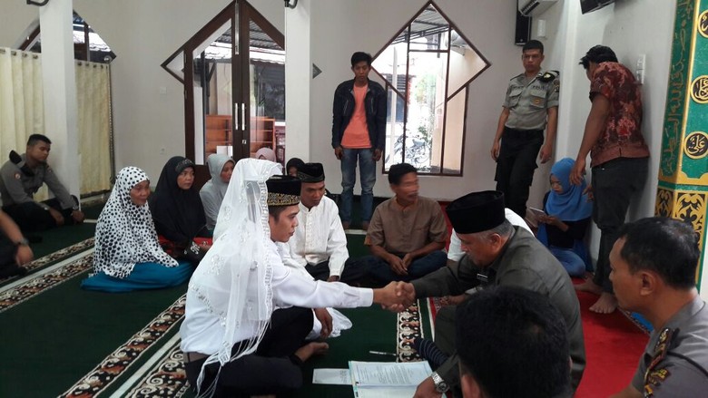 Tahanan ini Menikah di Kantor Polres Inhil Riau Tahanan ini Menikah di Kantor Polres Inhil Riau