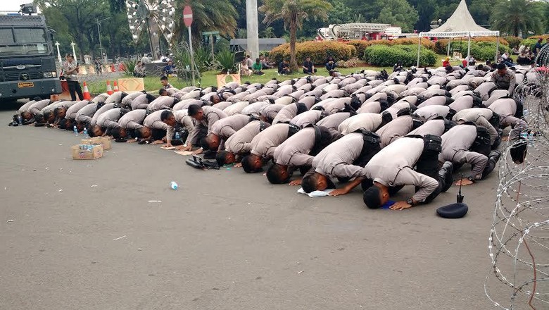 Khusyuknya Salat Jumat Polisi dan Pendemo 4 November di Monas Khusyuknya Salat Jumat Polisi dan Pendemo 4 November di Monas