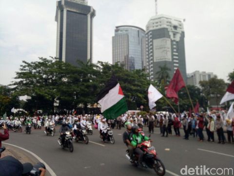 Tukang Pijat Didi, Berjuang Cari Rezeki di Riuhnya Demonstrasi