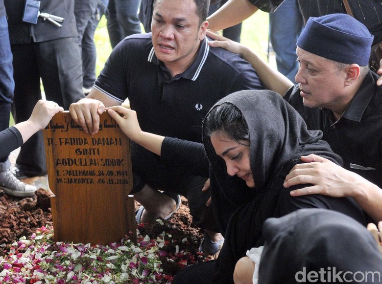 Nikita Mirzani Beri Kode ke Ayu Ting Ting, Ibunda Ashanty Meninggal Dunia Nikita Mirzani Beri Kode ke Ayu Ting Ting, Ibunda Ashanty Meninggal Dunia