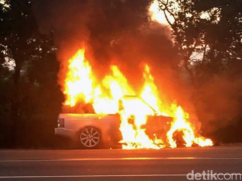 Si Jago Merah Lalap Range Rover di Tol Jagorawi Si Jago Merah Lalap Range Rover di Tol Jagorawi