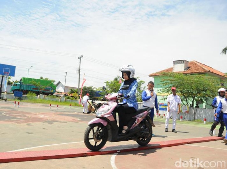 Peringati Hari Pahlawan, Guru-guru Diajari Aman Naik Motor Peringati Hari Pahlawan, Guru-guru Diajari Aman Naik Motor