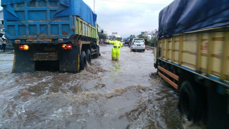 Banjir Masih Menggenangi Jalanan Rancaekek, Lalin Bandung-Garut Lumpuh Banjir Masih Menggenangi Jalanan Rancaekek, Lalin Bandung-Garut Lumpuh