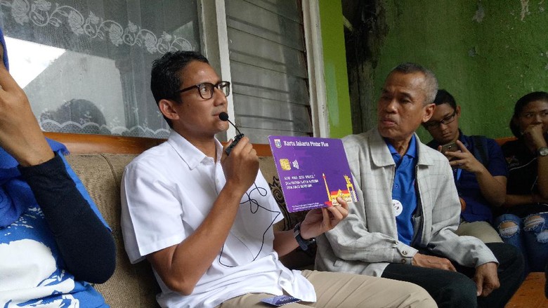 Sandiaga Janji Ada Petugas Keliling yang Pastikan Warga Dapat BPJS Sandiaga Janji Ada Petugas Keliling yang Pastikan Warga Dapat BPJS
