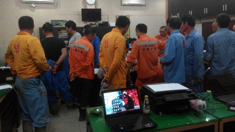 Polda Sumut Amankan 15 Pekerja Asing Asal Tiongkok yang Tak Punya Izin Kerja Polda Sumut Amankan 15 Pekerja Asing Asal Tiongkok yang Tak Punya Izin Kerja
