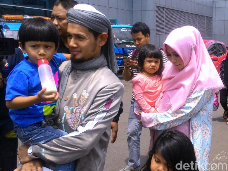 Puput Melati Bantah UGB Patah Leher Akibat Kecelakaan Motor Puput Melati Bantah UGB Patah Leher Akibat Kecelakaan Motor