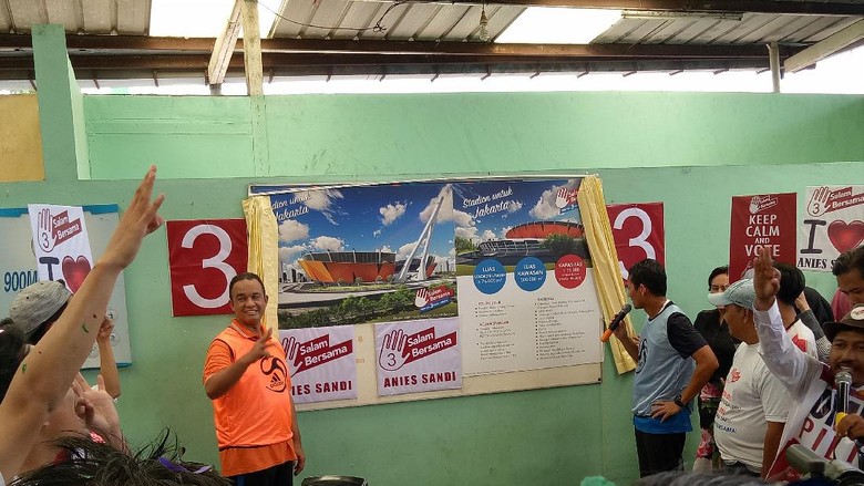 Anies-Sandi Janjikan Stadion Sekelas Old Trafford untuk Persija Anies-Sandi Janjikan Stadion Sekelas Old Trafford untuk Persija