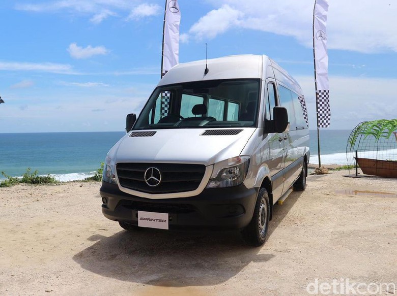 Merasakan Jadi Penumpang Mini Van Mewah Mercy Merasakan Jadi Penumpang Mini Van Mewah Mercy