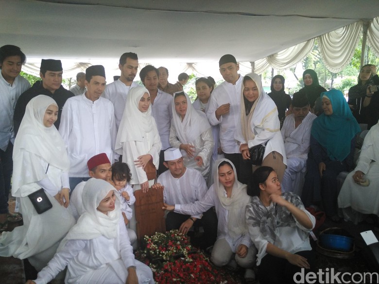 Sultan Djorghi Kuatkan Annisa Trihapsari yang Ditinggal Ayah Sultan Djorghi Kuatkan Annisa Trihapsari yang Ditinggal Ayah