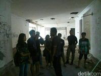 Foto-foto Razia Satpol PP di Bangunan Angker 'Rumah Hantu 