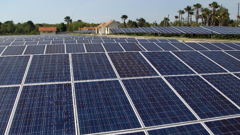 Pengusaha Dorong Pemasangan Solar Panel di Atap-atap Rumah Pengusaha Dorong Pemasangan Solar Panel di Atap-atap Rumah