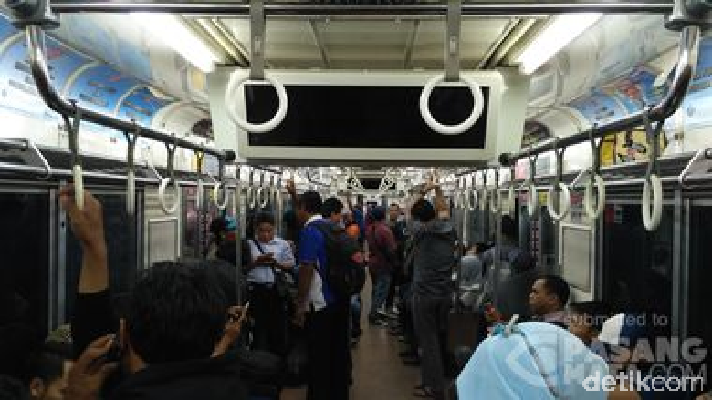 Kata KCJ Soal Viral Wanita yang Kursinya Direbut Ibu Hamil di KRL Kata KCJ Soal Viral Wanita yang Kursinya Direbut Ibu Hamil di KRL