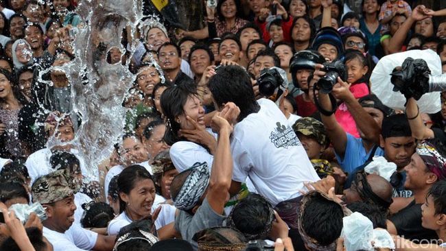 Omed-omedan, Tradisi Ciuman yang Unik di Bali Omed-omedan, Tradisi Ciuman yang Unik di Bali