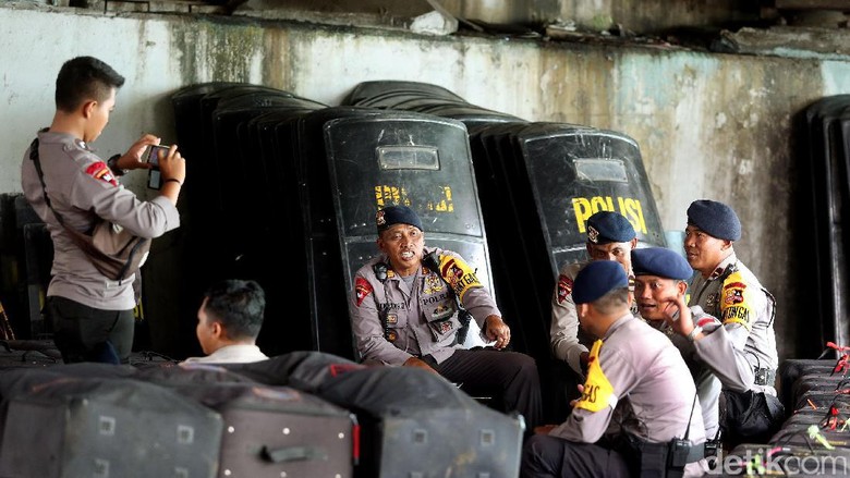 Sempat Ricuh, Polisi Kawal Pentas Seni di Kampus Unis Tangerang Sempat Ricuh, Polisi Kawal Pentas Seni di Kampus Unis Tangerang