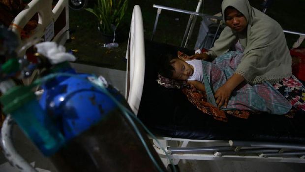 Menengok Korban Gempa di Lorong-lorong RSUD Pidie Jaya dalam Gelap Malam