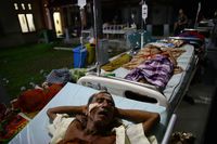 Menengok Korban Gempa di Lorong-lorong RSUD Pidie Jaya dalam Gelap Malam