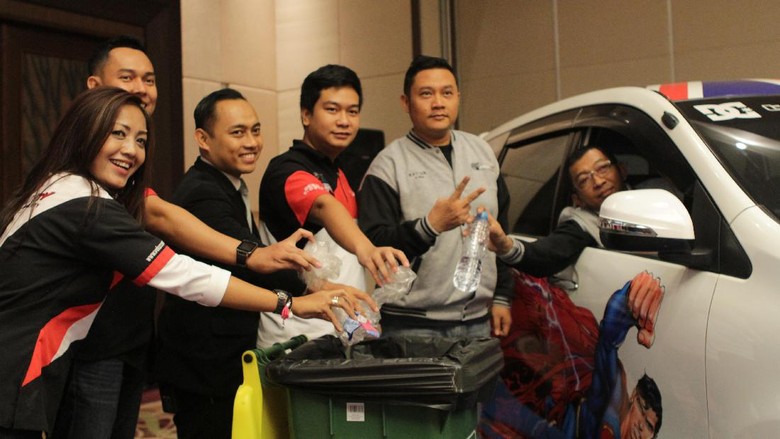 Jakarta Velozity Chapter Kampanyekan Tak Buang Sampah dari Mobil Jakarta Velozity Chapter Kampanyekan Tak Buang Sampah dari Mobil