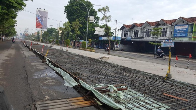 Pembetonan di Jl Cipto Mangunkusumo, Cirebon (Fitraya/detikTravel) Pembetonan di Jl Cipto Mangunkusumo, Cirebon (Fitraya/detikTravel)