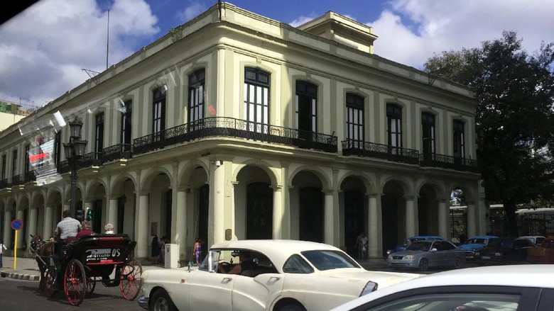 Suasana jalanan di Kota Havana, Kuba yang didominasi bangunan dan mobil antik (Triono/detikTravel) Suasana jalanan di Kota Havana, Kuba yang didominasi bangunan dan mobil antik (Triono/detikTravel)