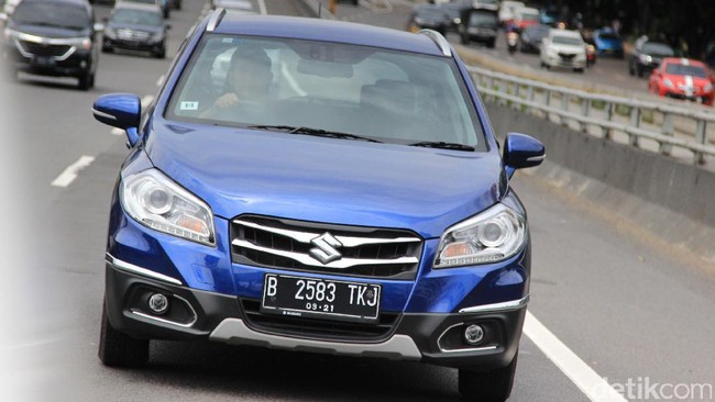 Menguji Suzuki SX4 S-Cross di Jalanan Ibu Kota Menguji Suzuki SX4 S-Cross di Jalanan Ibu Kota