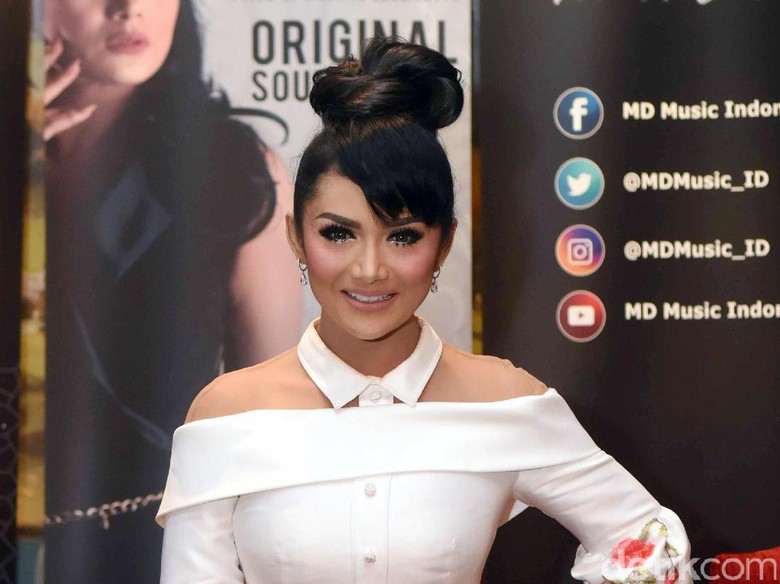 Krisdayanti Berikan Seluruh Penghayatan di Soundtrack Film Ayat-Ayat Cinta 2 Krisdayanti Berikan Seluruh Penghayatan di Soundtrack Film Ayat-Ayat Cinta 2