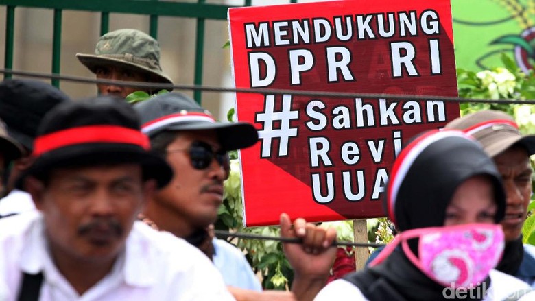 Revisi UU ASN: Pegawai Honorer Bisa Jadi PNS Tanpa Tes Revisi UU ASN: Pegawai Honorer Bisa Jadi PNS Tanpa Tes