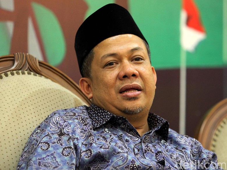 Massa Geruduk Bandara Manado, Fahri Hamzah Masih Tertahan