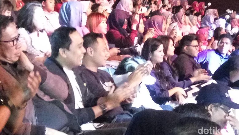 Di Sela Gerilya, Agus Ajak Keluarga Nonton Konser Prilly Latuconsina Di Sela Gerilya, Agus Ajak Keluarga Nonton Konser Prilly Latuconsina