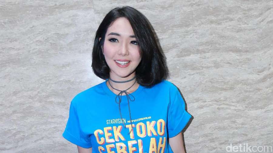 Happy As Always! Gisel Senyum Terus