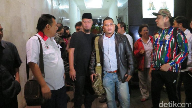 Diperiksa 9 Jam Sebagai Saksi Kasus Makar, Ahmad Dhani Dicecar 25 Pertanyaan Diperiksa 9 Jam Sebagai Saksi Kasus Makar, Ahmad Dhani Dicecar 25 Pertanyaan