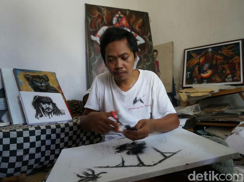 Seniman di Jombang Membuat Karya dengan Rambut Manusia Seniman di Jombang Membuat Karya dengan Rambut Manusia