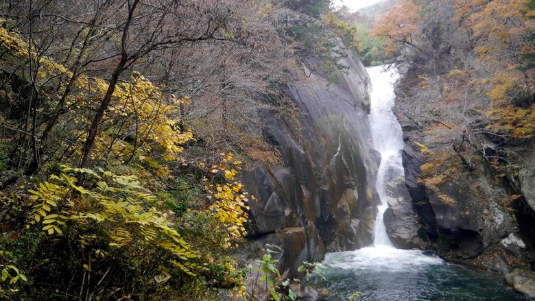 Air Terjun Cantik di Balik Lembah Paling Indah Jepang