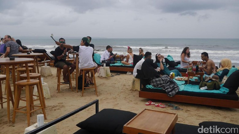 Wisatawan di Pantai Berawa (Kurnia/detikTravel) Wisatawan di Pantai Berawa (Kurnia/detikTravel)