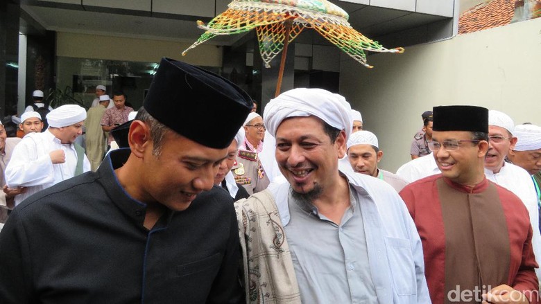 Momen Kebersamaan Agus Yudhoyono dan Anies di Panggung Maulid Nabi Momen Kebersamaan Agus Yudhoyono dan Anies di Panggung Maulid Nabi