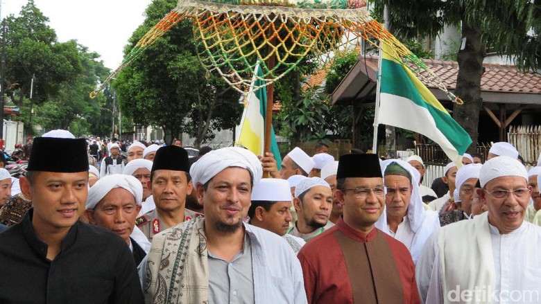 Bertemu di Acara Maulid, Anies Cipika-cipiki dengan Agus Yudhoyono Bertemu di Acara Maulid, Anies Cipika-cipiki dengan Agus Yudhoyono