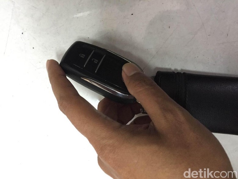 Begini Jadinya Kalau Kunci Pintar Tak Ada di Mobil Begini Jadinya Kalau Kunci Pintar Tak Ada di Mobil