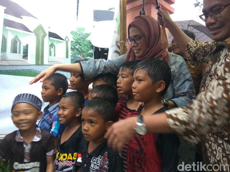 Wajah Ceria Anak-anak Pengungsi Pidie Jaya Saat Bertemu Sri Mulyani Wajah Ceria Anak-anak Pengungsi Pidie Jaya Saat Bertemu Sri Mulyani