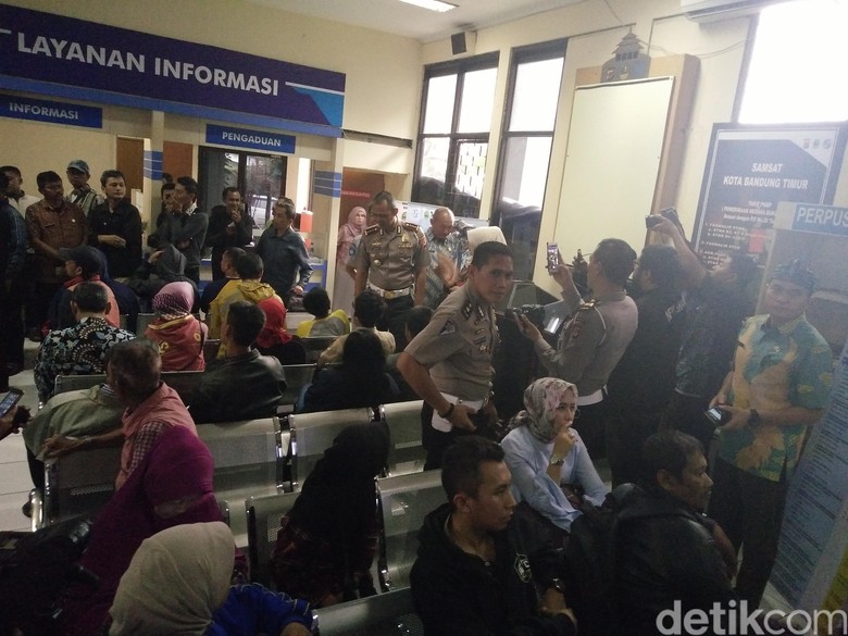 Tarif Baru STNK Berlaku Hari Ini, Warga Antre di Samsat Bandung Timur Tarif Baru STNK Berlaku Hari Ini, Warga Antre di Samsat Bandung Timur