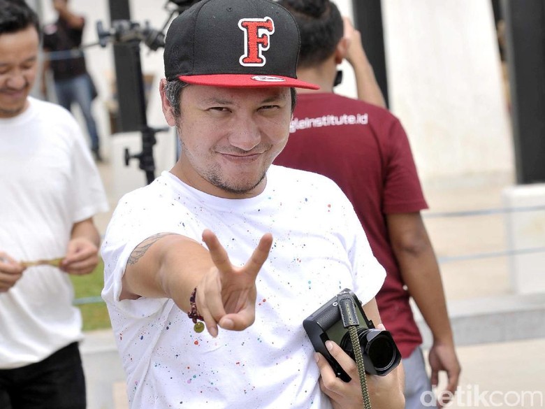 Gading Marten Akan Terbitkan Buku Kumpulan Foto Gading Marten Akan Terbitkan Buku Kumpulan Foto